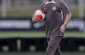Mano Menezes atento ao treino do Corinthians
