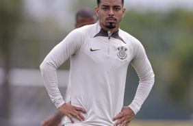 Matheus Bidu atento ao treino do Corinthians
