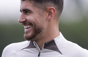 Pedro Raul sorridente durante o treino do Corinthians
