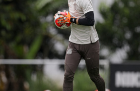 Felipe Longo durante o treino do Corinthians profissional