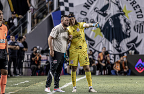 Thiago Kosloski conversa com Cássio contra o Santos