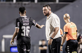 Thiago Kosloski conversa com Wesley contra o Santos