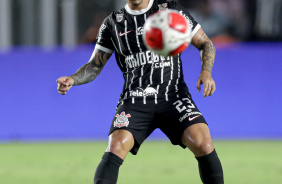 Fagner logo aps bater na bola durante partida