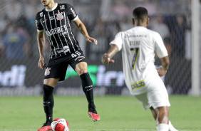 Hugo com a bola dominada durante partida contra o Santos na Vila Belmiro