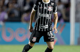 Hugo com a bola em seu domnio durante clssico contra o Santos