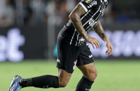 Maycon aps executar passe durante confronto contra o Santos