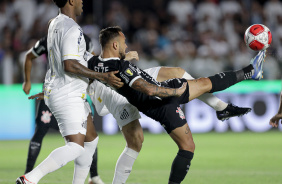 Maycon esticando a perna para alcanar a bola, enquanto jogadores do Santos tentam interceptar