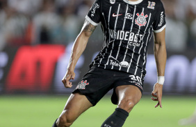 Pedro Raul correndo em partida na Vila Belmiro