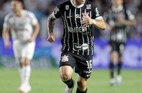 Rodrigo Garro correndo em campo durante clssico contra o Santos