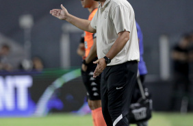 Thiago Kosloski, tcnico interino do Corinthians,  beira do gramado da Vila Belmiro contra o Santos