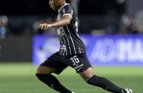 Wesley com a bola em seu domnio durante jogo na Vila Belmiro