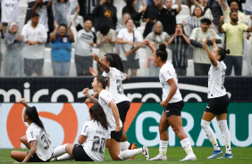 Jogadoras do Corinthians comemorando gol contra a Ferroviria na Supercopa