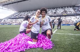 Gabi Portilho e Yaya ostentando as medalhas de campes da Supercopa