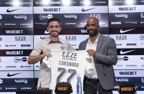 Igor Coronado e Fabinho Soldado apresentando o meia junto da camisa do Corinthians