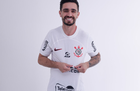 Igor Coronado posando com a camisa do Corinthians