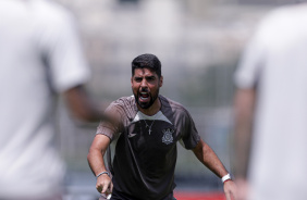 Antnio Oliveira gritando com os jogadores no treino