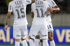 Pedro Henrique, Romero e Raniele comemoram gol do Corinthians
