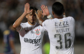 Romero e Wesley se cumprimentam aps gol na Copa do Brasil