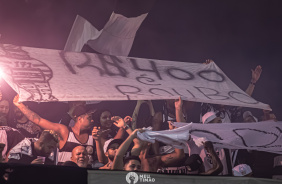 Torcida do Corinthians protestando durante jogo contra o Cianorte
