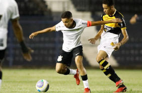 Caragu enfrentando a marcao do Cricima durante jogo da Copa do Brasil Sub-17