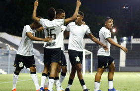 Jogadores do Sub-17 do Corinthians celebrando o gol anotado por Rodrigo
