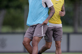 Arthur Sousa e Gustavo Mosquito durante treinamento do Corinthians