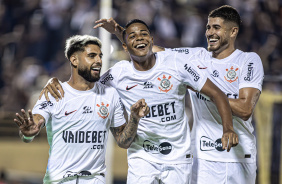 Yuri Alberto, Wesley e Pedro Raul durante comemorao do gol contra o So Bernardo