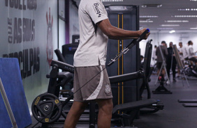 Arthur Sousa levantando peso enquanto faz atividade na academia do CT