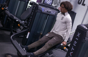 Guilherme Biro fazendo exerccio de perna na academia do centro de treinamentos