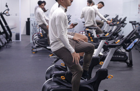 Matheus Arajo e outros jogadores andando na bicicleta ergomtrica da academia