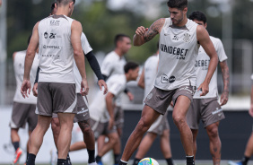 Pedro Raul ao lado de outros jogadores em atividade no centro de treinamentos