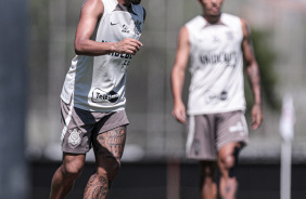 Matheus Frana e Caetano no treino do Corinthians no domingo de Pscoa