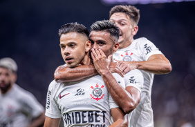 Romero, Fausto e Garro comemorando gol contra o Nacional, do Paraguai, na Sul-Americana