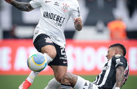 Fagner desarma adversrio em empate do Corinthians na estreia do Brasileiro