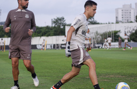 Antnio Oliveira acompanha Matheus Arajo em treino