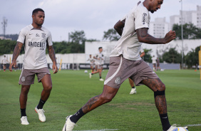 Palacios e Raul Gustavo em ao durante treino do Corinthians