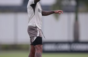 Paulinho em ao durante treino do Corinthians