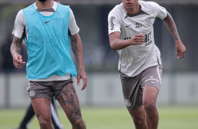 Raniele e Arthur Sousa em ao durante treino do Corinthians