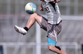 Pedro Henrique domina bola em treino do Corinthians