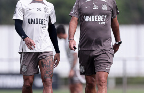 Raniele e Antnio Oliveira conversam em treino do Corinthians