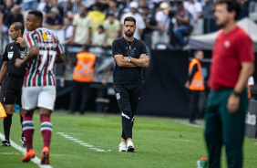 Antnio Oliveira de braos cruzados no jogo do Corinthians contra o Fluminense pelo Brasileiro