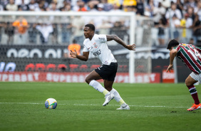 Cac com a bola no jogo do Corinthians contra o Fluminense pelo Brasileiro