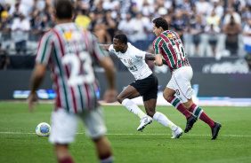 Cac sendo puxado por Ganso no jogo do Corinthians contra o Fluminense pelo Brasileiro