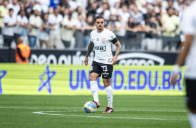 Fagner com a bola no jogo do Corinthians contra o Fluminense pelo Brasileiro