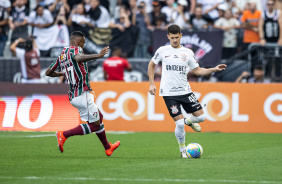 Hugo dando passe no jogo contra o Fluminense pelo Brasileiro