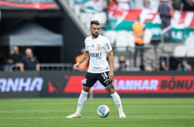 Raniele com a bola dominada no jogo do Corinthians contra o Fluminense pelo Brasileiro