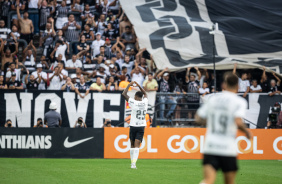 Cac fazendo um corao com as mos enquanto celebra gol marcado na Arena