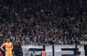 Carlos Miguel postado no campo da Neo Qumica Arena, com a torcida ao fundo