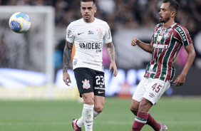 Fagner dando passe durante jogo contra o Fluminense na Arena