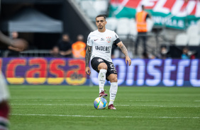 Fagner, durante jogo contra o Fluminense, pisando na bola